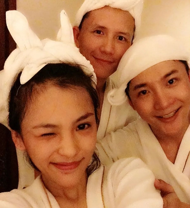 陈柏君在当年也参加了"闪亮新主播"的选拔,后来在北京和边策偶遇,两个