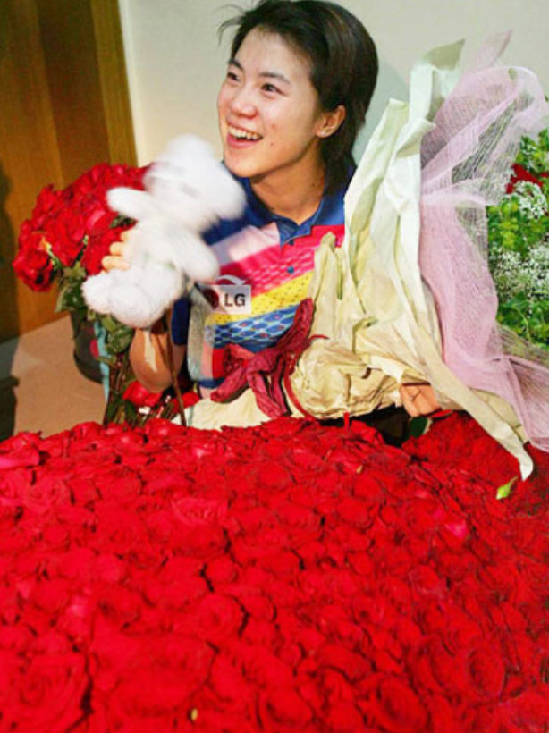 回顾王楠嫁给大8岁老公郭斌患癌后老公不离不弃泪水背后有幸福