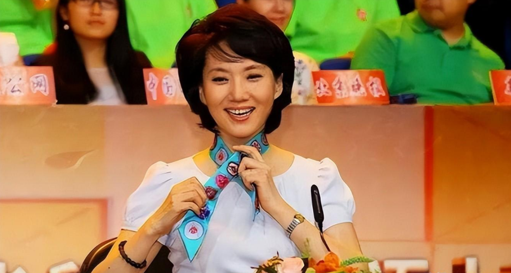 2015年3月,52岁的李修平告别《新闻联播》,但她没有离开所热爱的工作