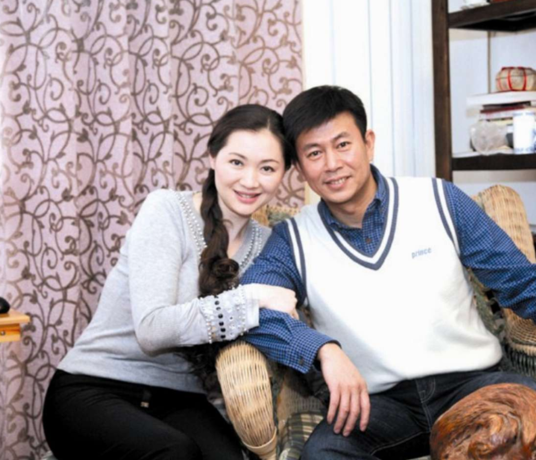 回顾蔡雯二婚带女嫁演员江柏萱38岁为夫生女一家四口很幸福