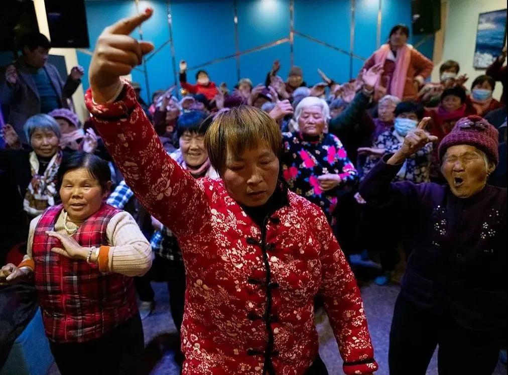 回顾600多老人在村中蹦迪83岁大爷拿扫帚领舞独孤不如跳舞