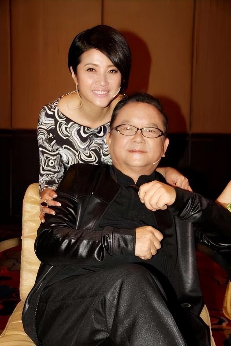 回顾75岁王刚外孙和儿子同上高中白发显老态妻子仍风韵犹存