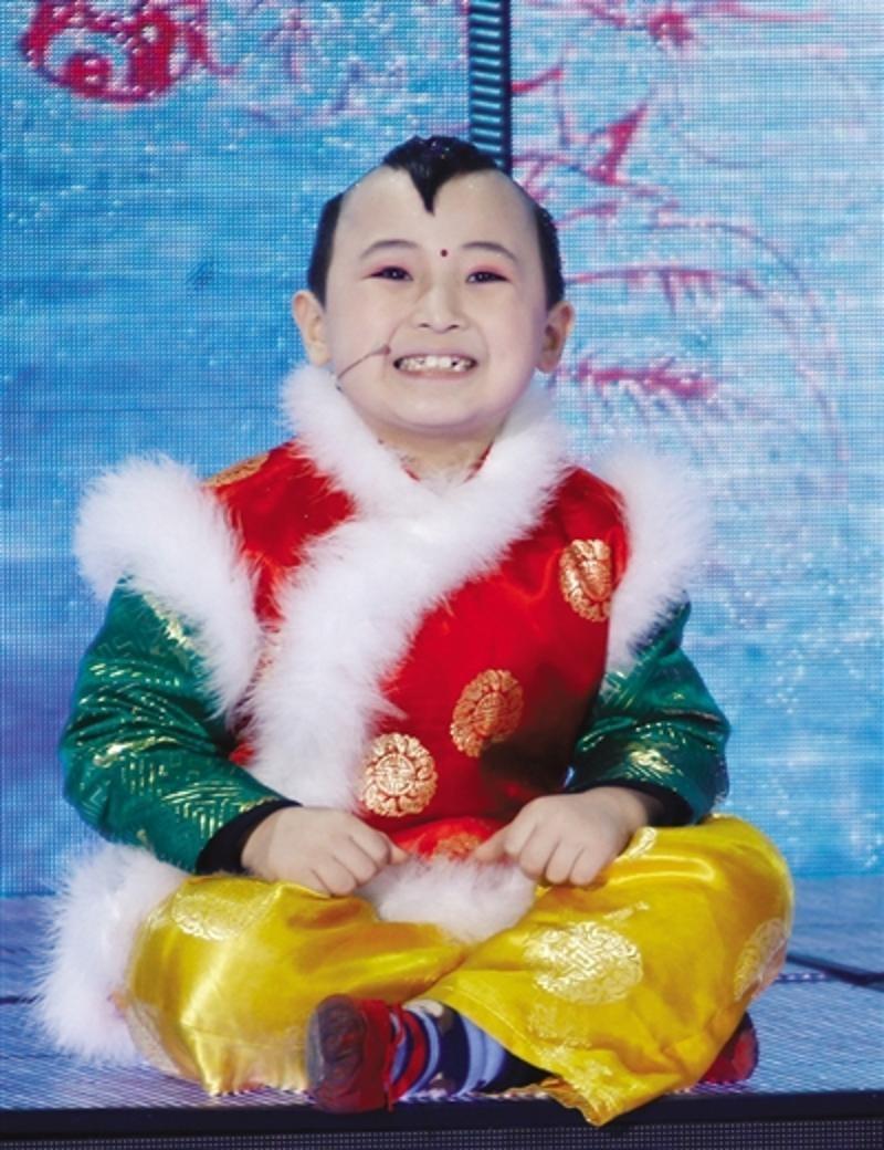 回顾年画娃娃邓鸣贺6岁登春晚8岁白血病去世谁为他的悲剧买单