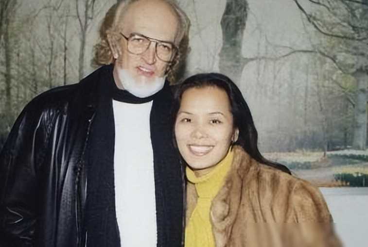 在师从李谷一时,韦唯结识了同为音乐人的付笛生,虽然两人的发展有差距