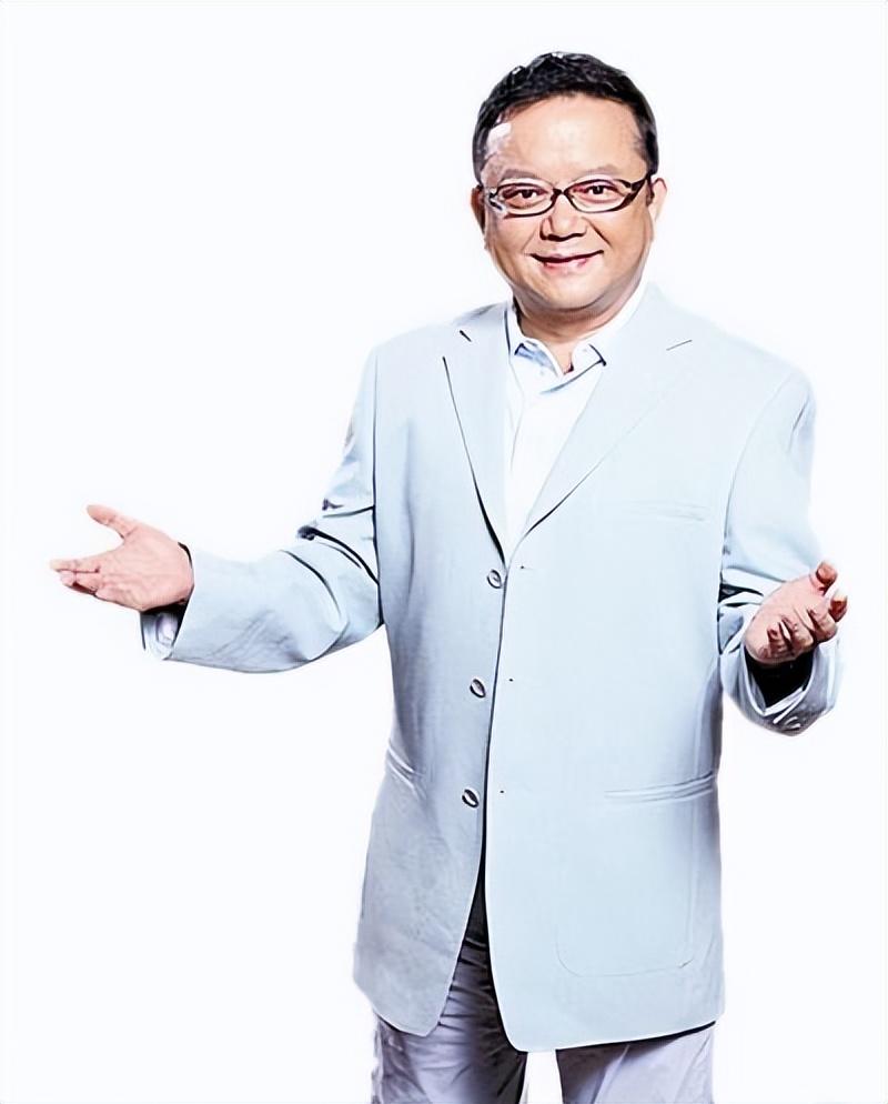 回顾75岁王刚外孙和儿子同上高中白发显老态妻子仍风韵犹存