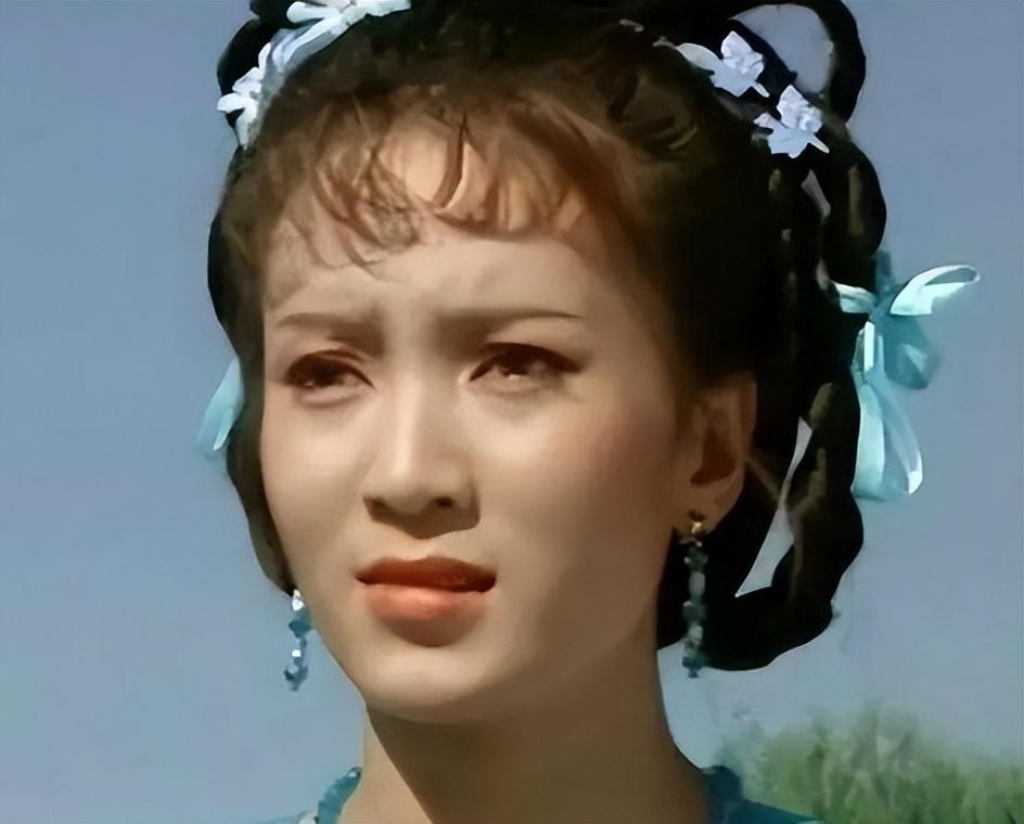 回顾她长得漂亮演技好父母却一个瘫痪一个截肢丈夫将她宠成宝