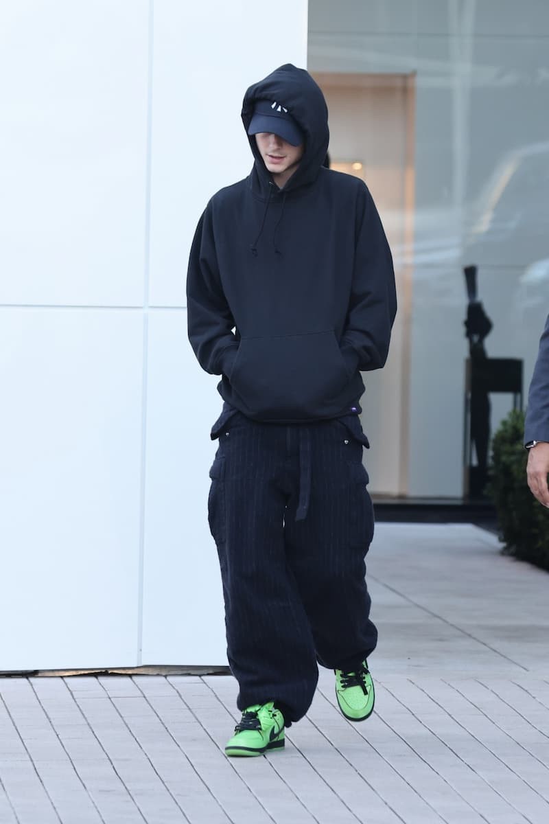 沙丘主角都是玩潮的狠人一个露腿晒球鞋一个跟nike联名