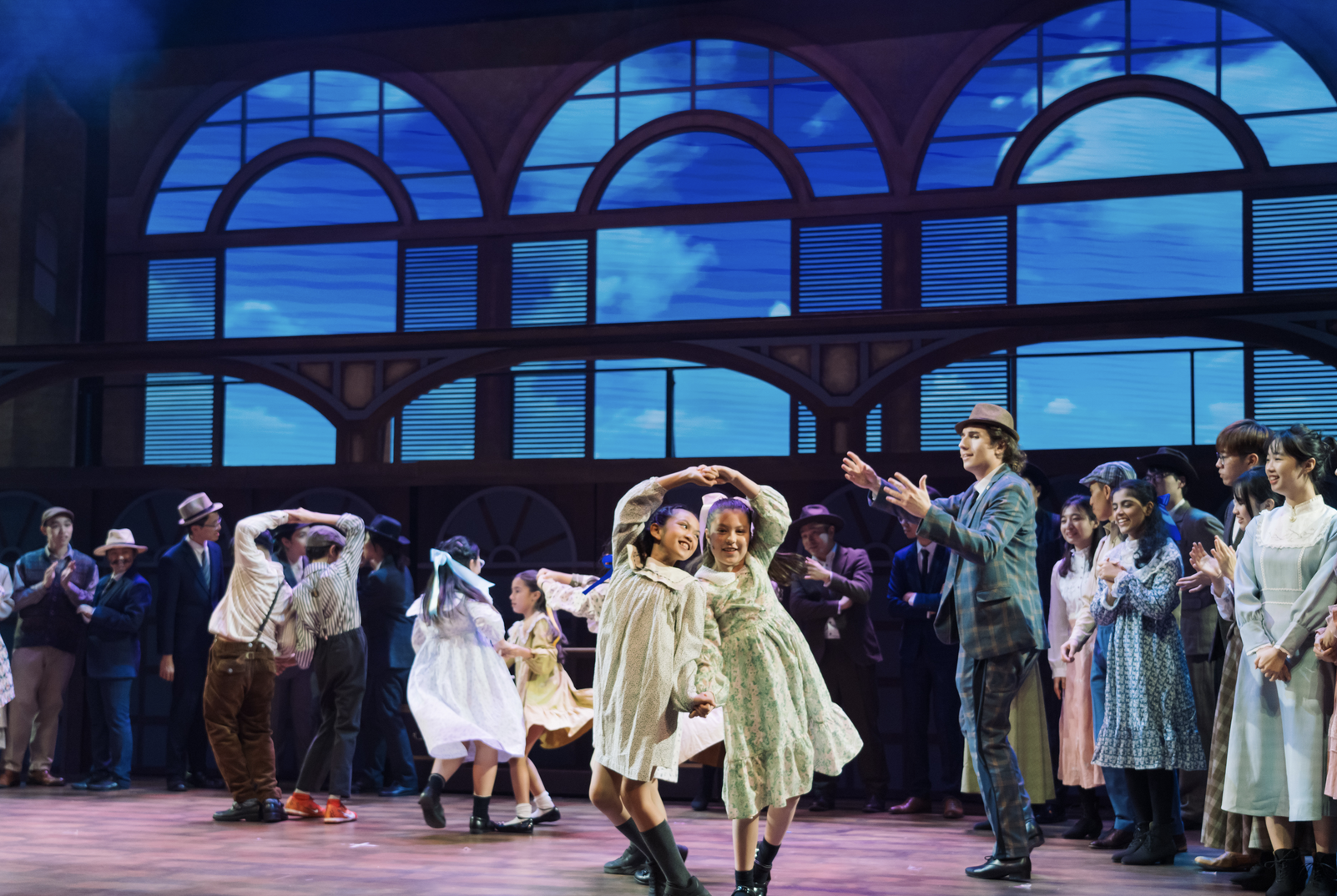 在他与贝蒂女士的第五次音乐剧合作中,他们决定为《the music man》