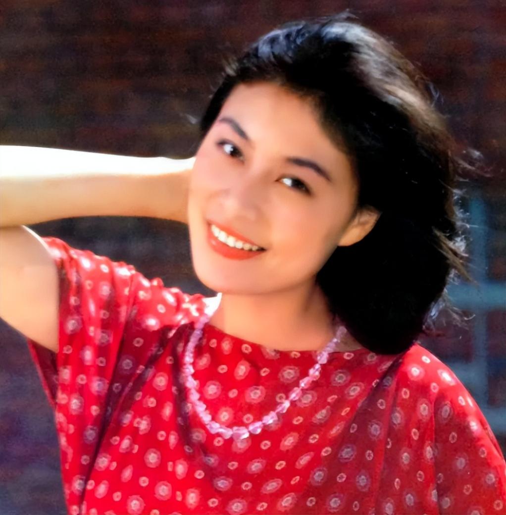 回顾23岁获影后巅峰时结婚又离婚女儿被张嘉译热捧是她的骄傲