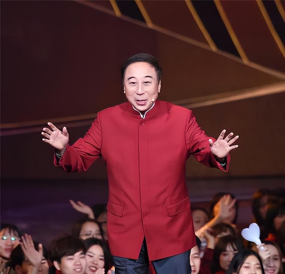 回顾冯巩47岁被妙龄保姆索要50万分手费他媳妇的做法让人点赞