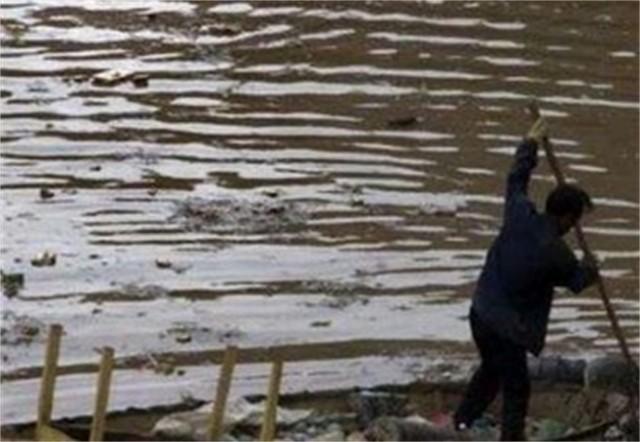 回顾捞尸人尸臭洗不掉沾染了就是一辈子找不到接班人