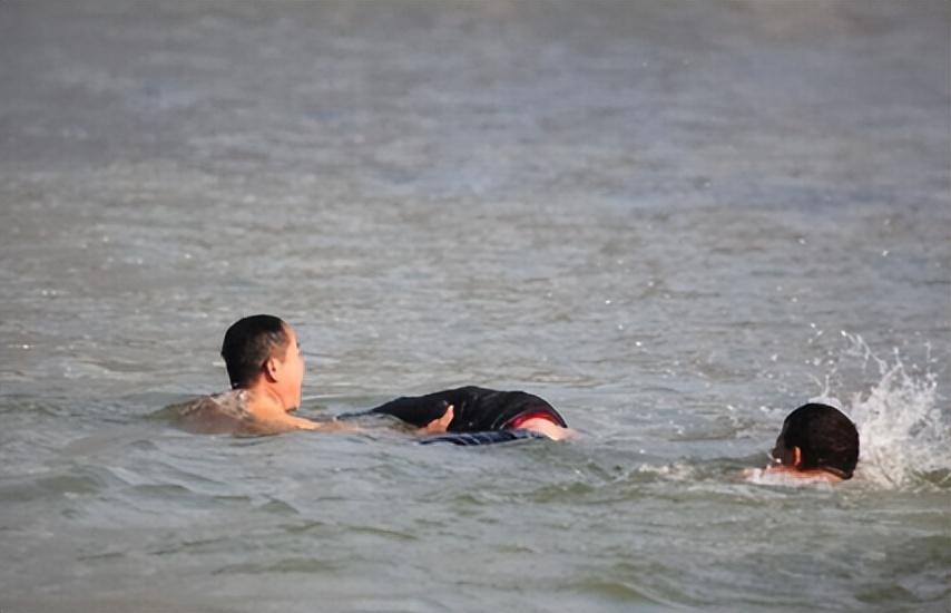 回顾长江捞尸人18年打捞200具遗体尸臭洗不掉找不到接班人