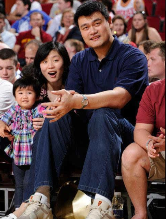 爸爸姚志源是之前上海男篮的中锋,妈妈方凤娣是曾经中国女篮的队长.