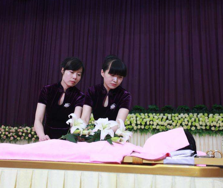 回顾美女在八宝山做火化师给她的生活带来了怎样的影响