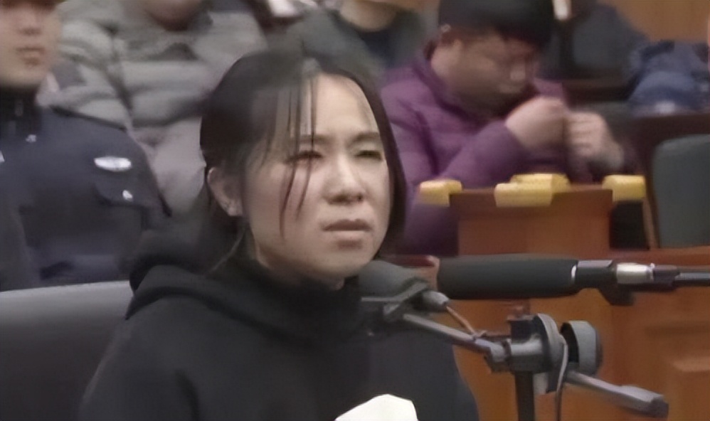 2018年,杭州莫焕晶走下法庭,含泪与儿子告别后被押上死刑执行车
