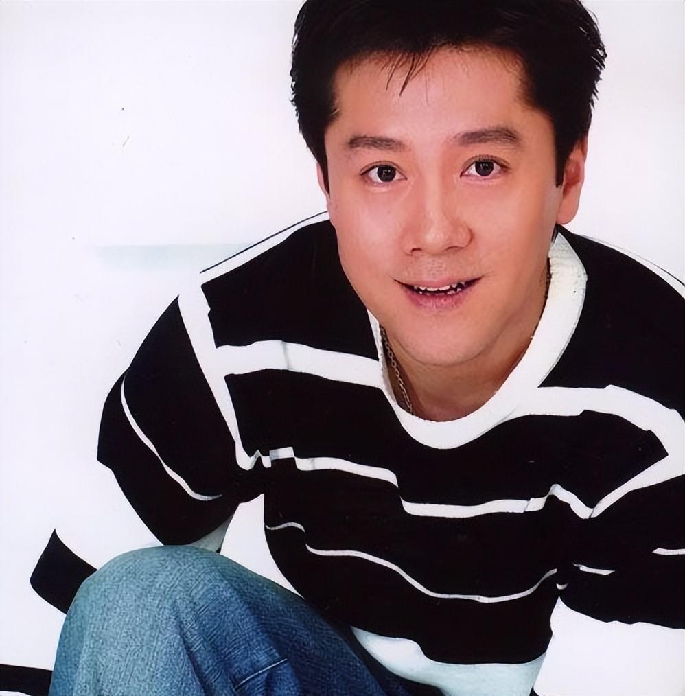 回顾蔡国庆22次登上春晚拒绝那英迎娶圈外妻子现儿子成他骄傲