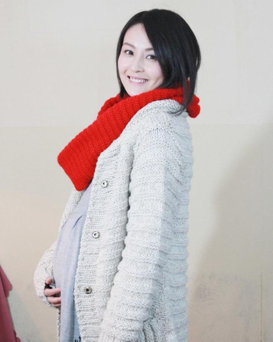 她被誉为干净的女演员富商苦追10年才嫁今和女儿被宠如宝