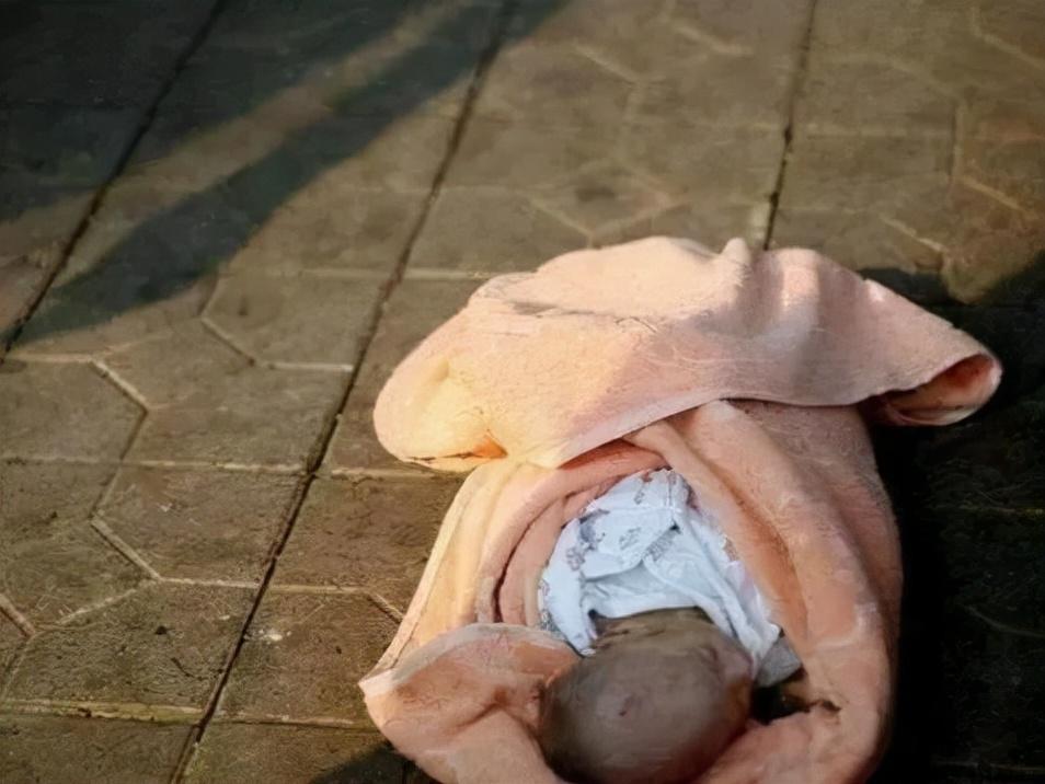 2006年一女婴被抛弃随后被首富收养未来将要继承过亿