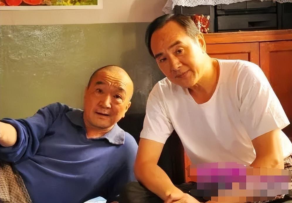 回顾他在亮剑饰演丁伟48岁爆红今66岁在农村别墅养老