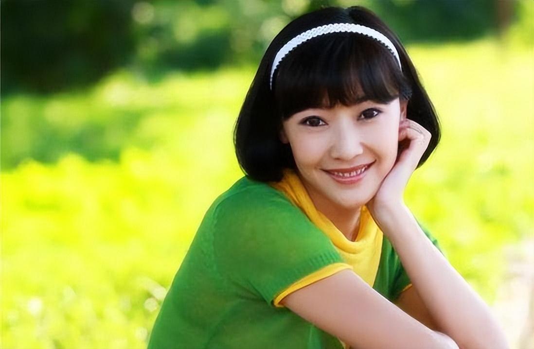 阿斯茹毕业于北影,小谷智鑫三岁,转而和《山菊花》剧组里的阿斯茹谈起