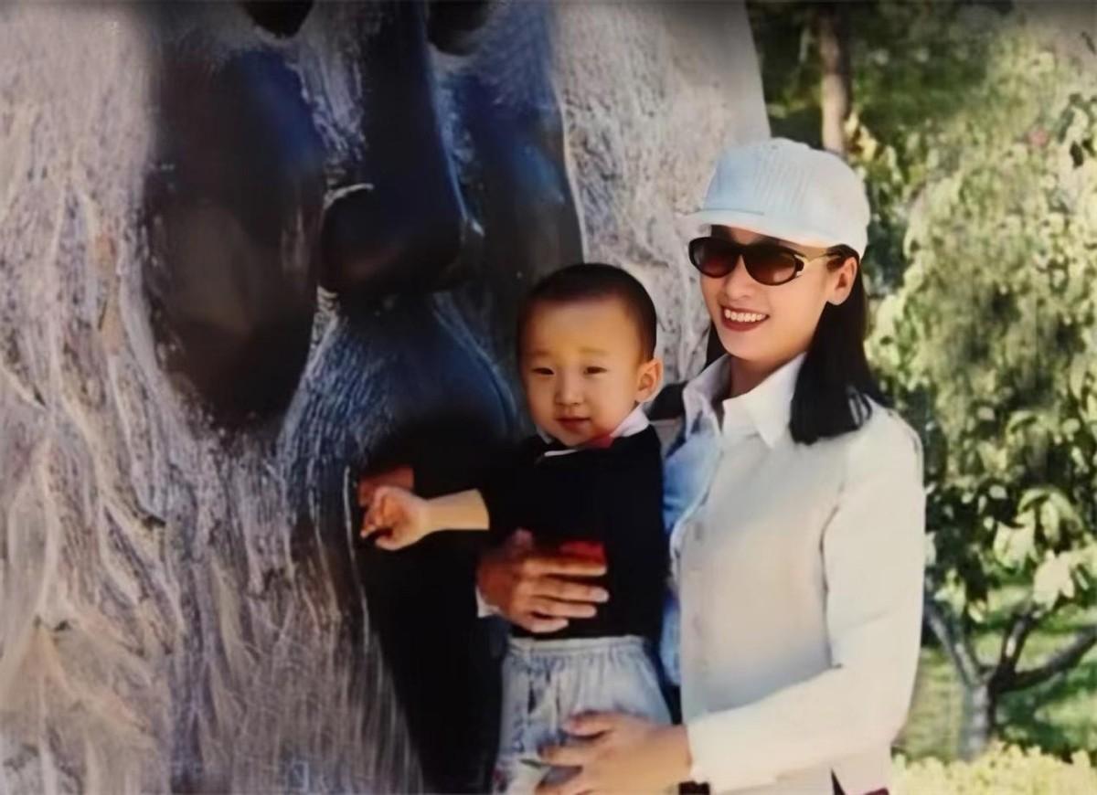 回顾牟玄甫被誉为东方金嗓子当红时挥泪隐退今苦尽甘来