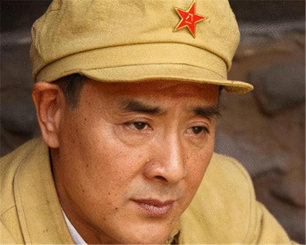 回顾他在亮剑饰演丁伟48岁爆红今66岁在农村2层别墅养老