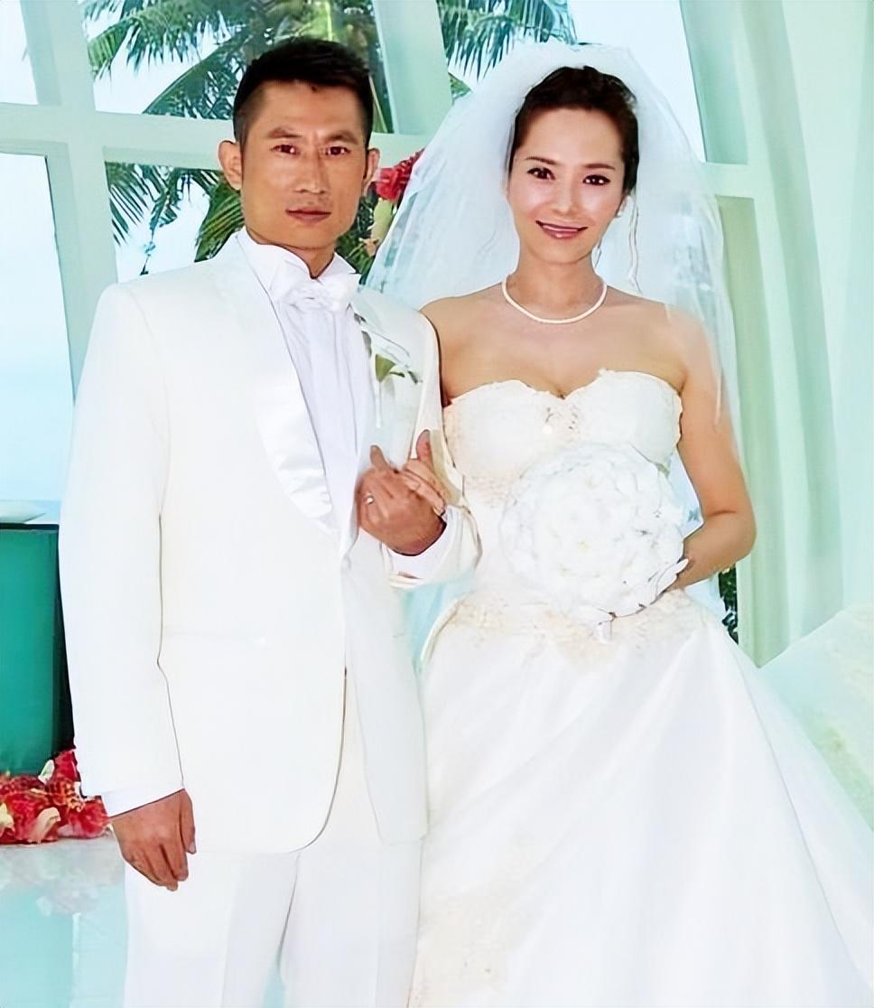 回顾当红女星郭羡妮嫁普通的河南小丈夫给农村公婆买房