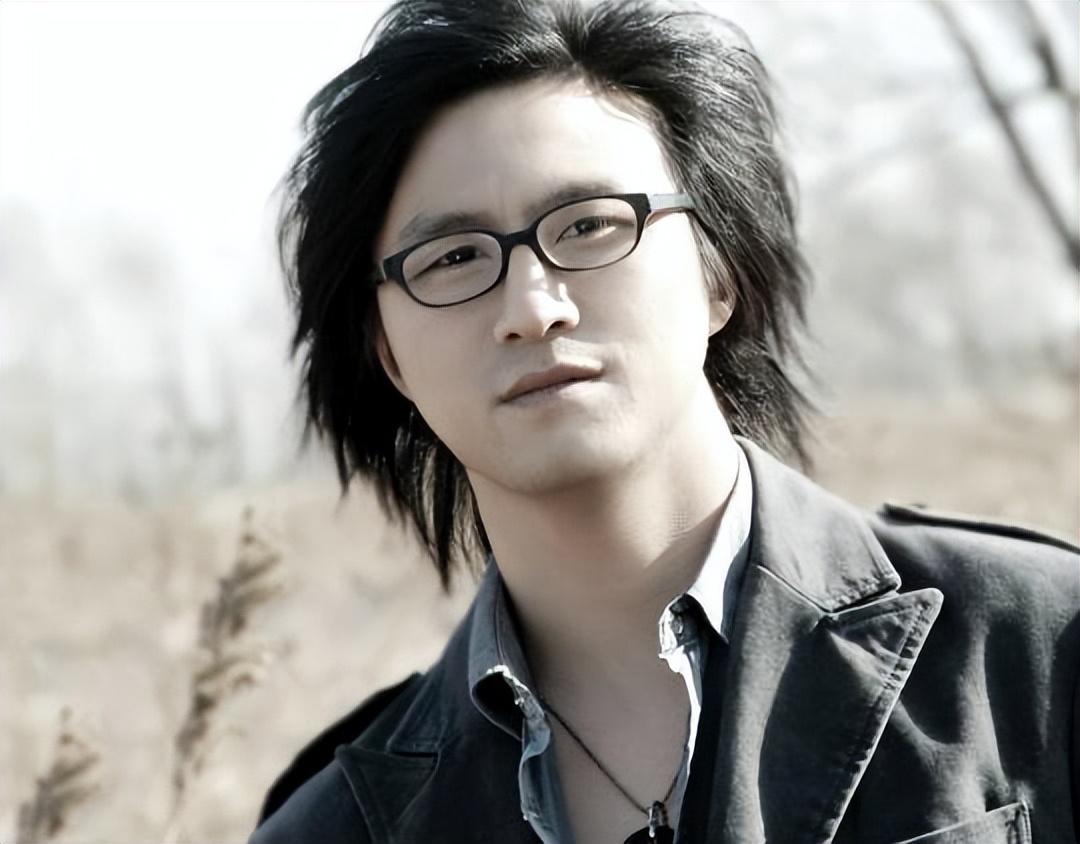 可惜汪峰年龄小,更是三分钟热度,几天后便不想干了,他不想,父母不同意