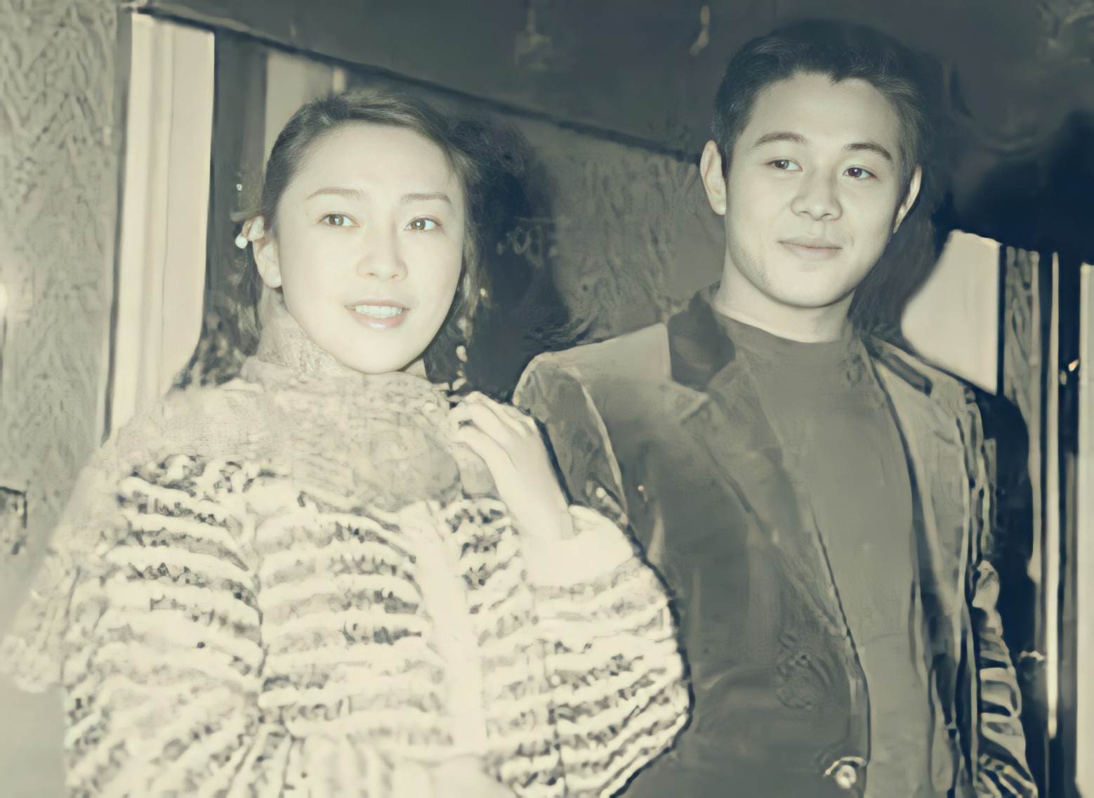 第二年李连杰想要去美国发展,黄秋燕带着个大肚子陪丈夫远渡海外,可