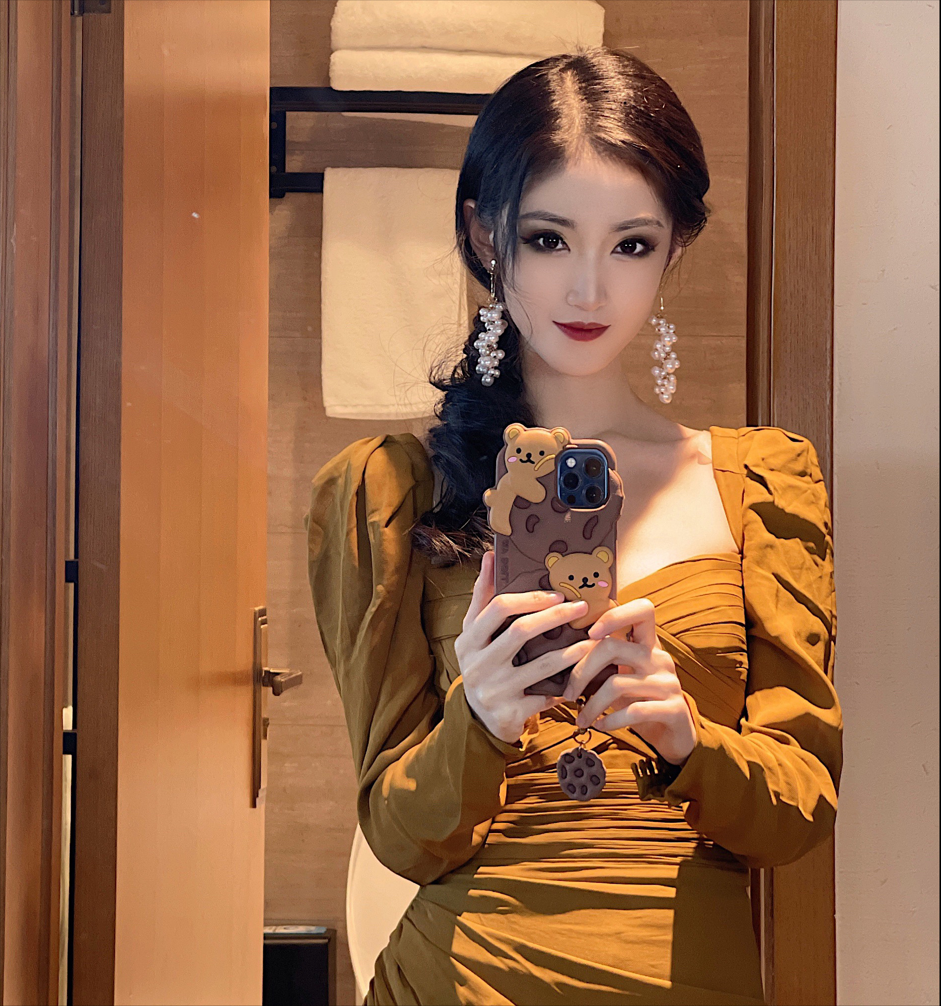 回顾父母爱情捧不红的女演员13岁考上戏如今因整容无戏拍