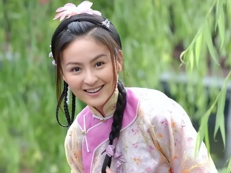 她被誉为干净的女演员富商苦追10年才嫁今和女儿被宠如宝