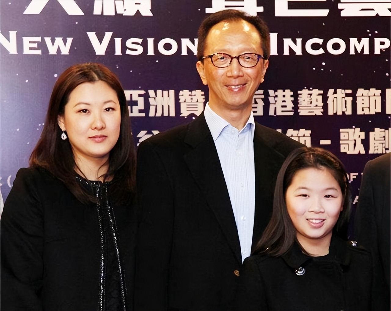 回顾跳水女皇伏明霞71岁丈夫身价百亿19岁女儿亭亭玉立