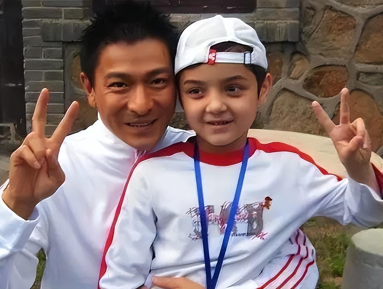 回顾童星阿尔法5岁爆红12岁捐40余万为何却因谢顶遭群嘲