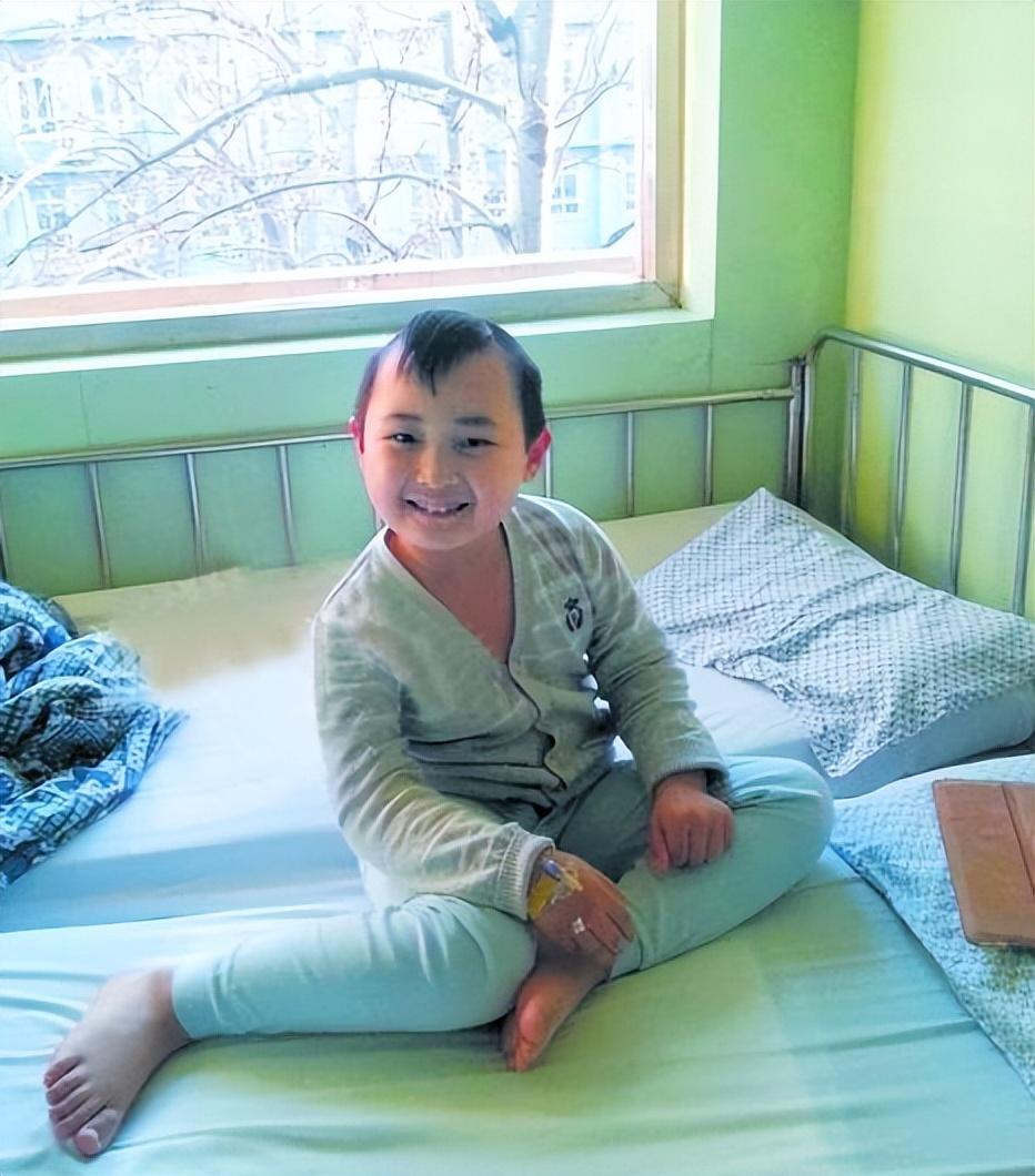 回顾年画娃娃邓鸣贺6岁登春晚8岁白血病去世谁为他的悲剧买单