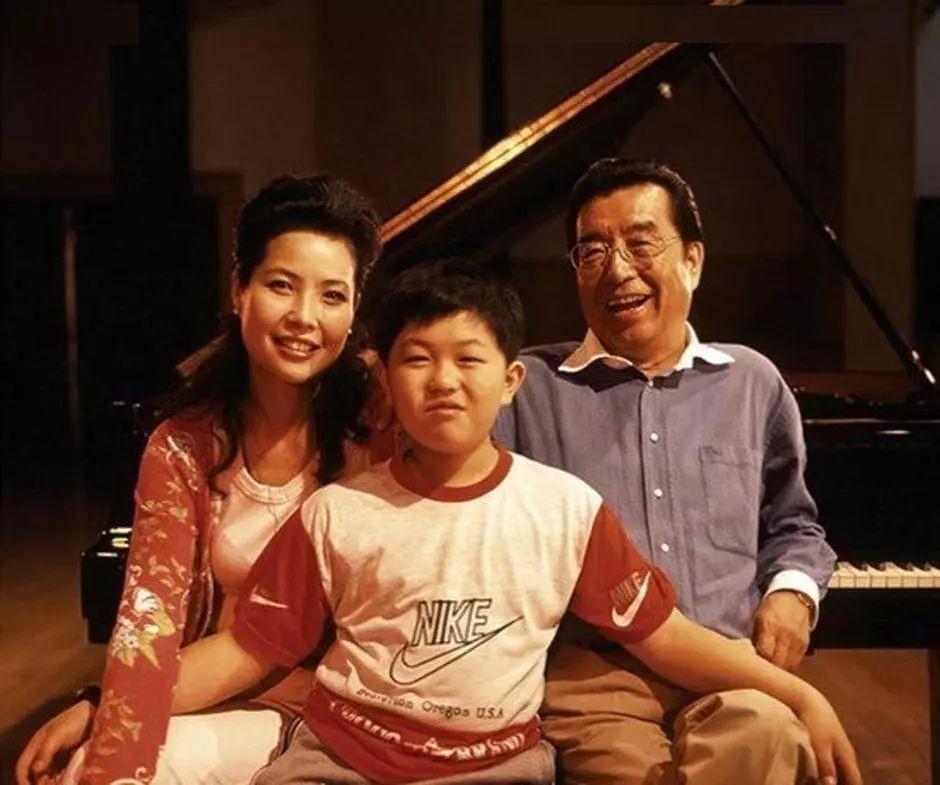 梦鸽从产房退出来后,李双江一眼看到了小儿子李天一.