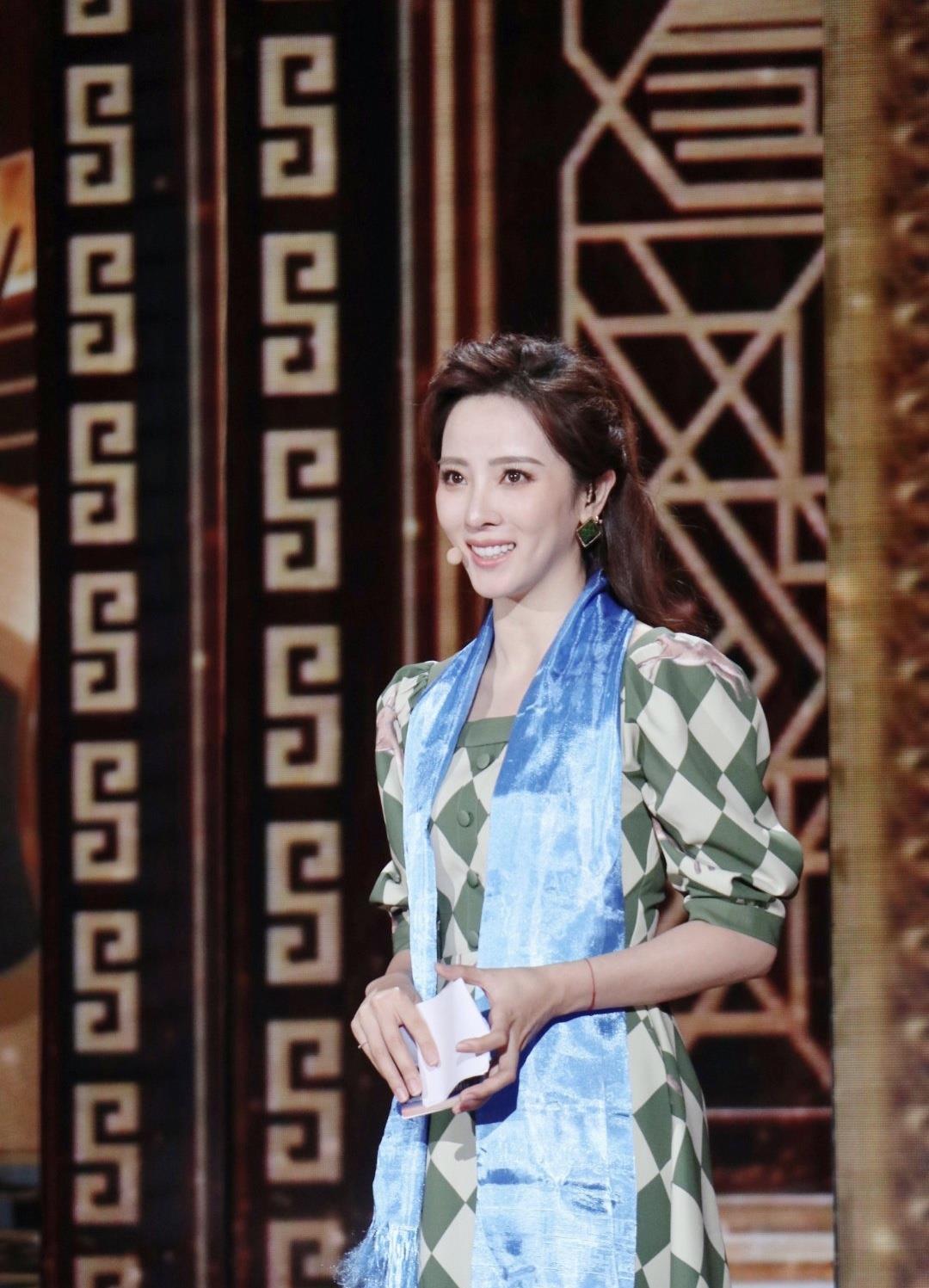 回顾央视花旦李思思嫁大学同学3年生2子婚后被老公宠上天