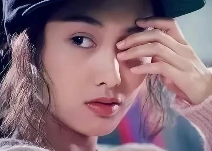 回顾52岁朱茵现状住深山残屋开97年破车活成娱乐圈李子柒