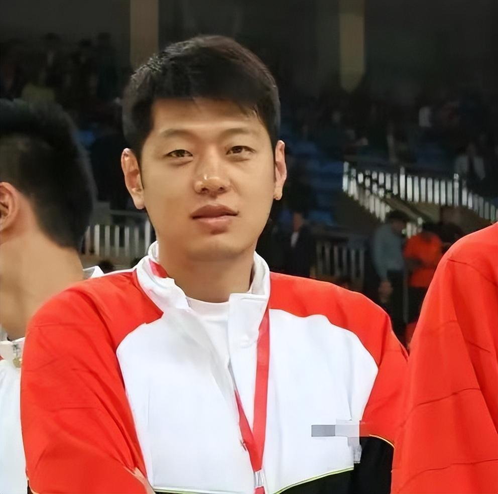 女友的去世给了他不小的打击,直到3月份开王凡的追悼会,莫科的情绪