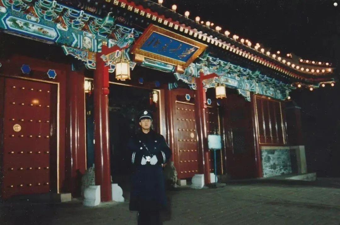 有一天深夜,北大英语系曹燕老师路过西门,听见保安张俊成正用"德语"般
