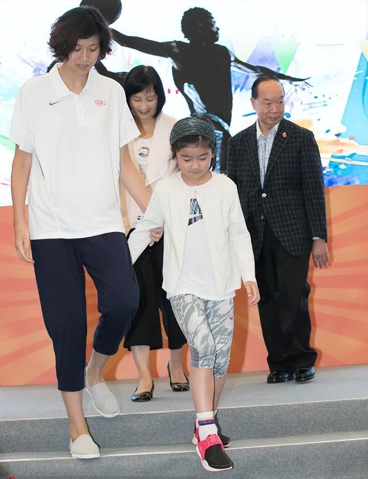 回顾姚明女儿又胖了14岁身高190体重近190斤网友这谁敢娶