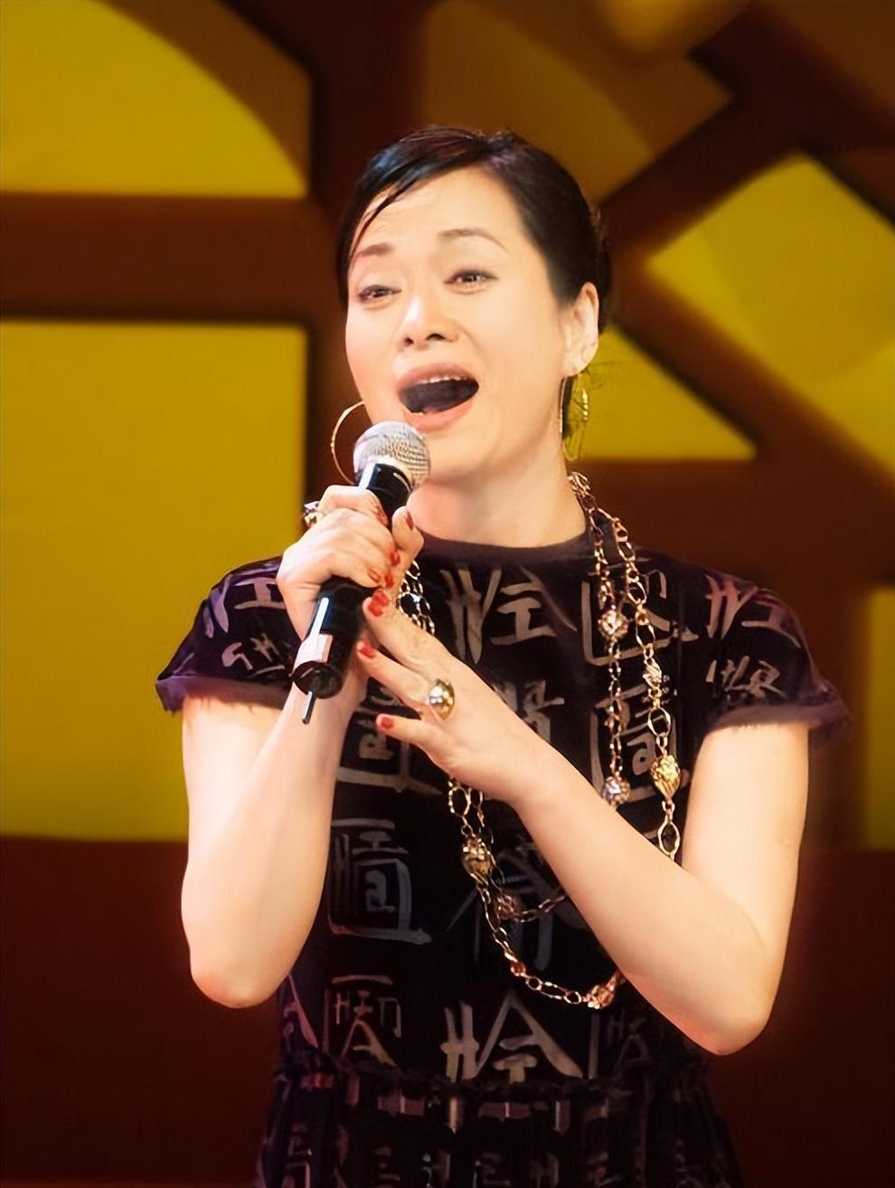 回顾毛阿敏25岁走红26岁跌落神坛40岁嫁富商如今怎样了