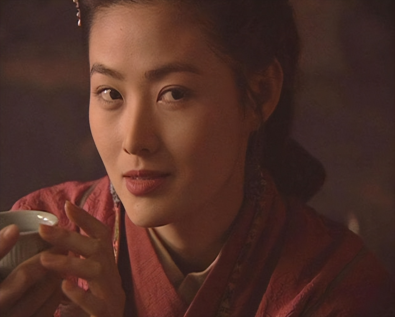 年轻时的李强在北电一向是极受少女欢迎的存在,五官端正,玉树临风都不