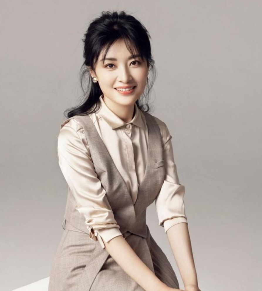 回顾主持人周涛与姚宏离婚后转身再嫁富豪直言对女儿心中有愧