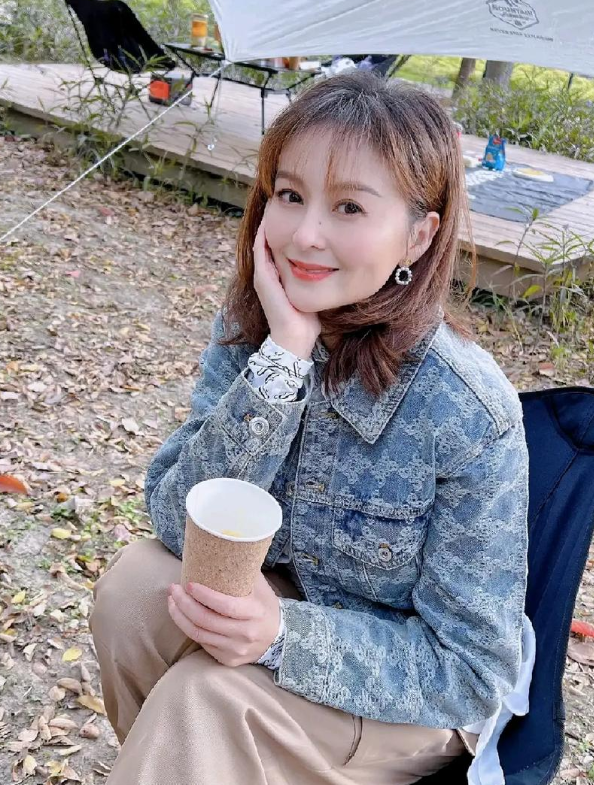 她被誉为干净的女演员富商苦追10年才嫁今和女儿被宠如宝