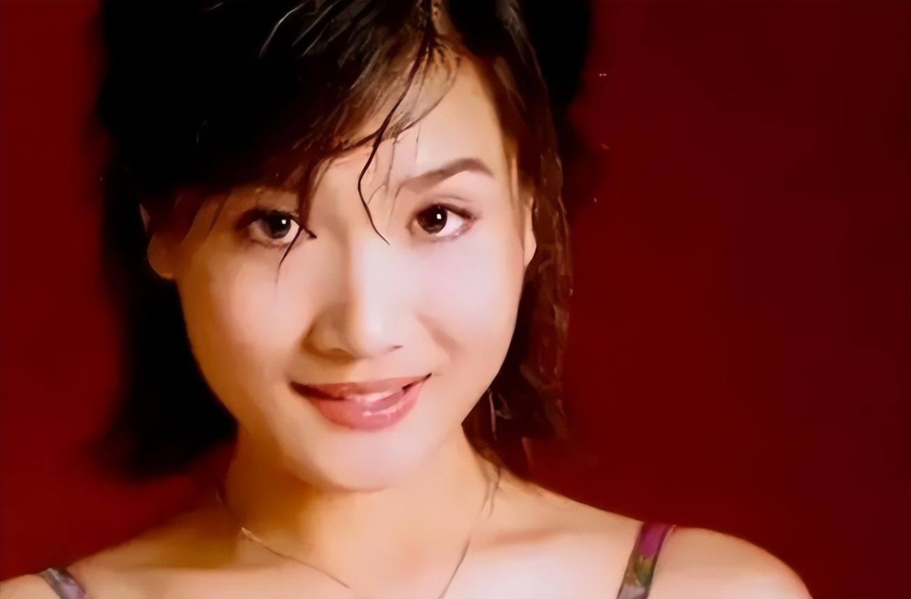 回顾她是侯勇的三婚娇妻为爱倒追大25岁老公没有孩子也幸福