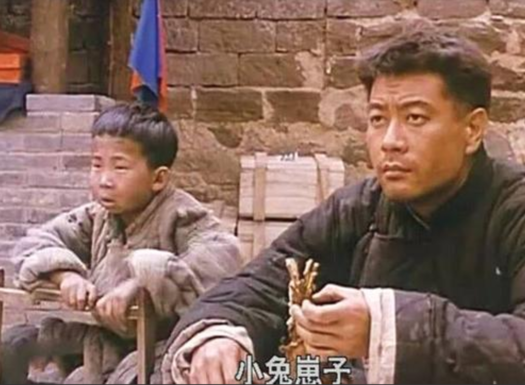 在拍摄《炮打双灯》时需要双腿夹炮来刻画"牛宝"的悲剧.