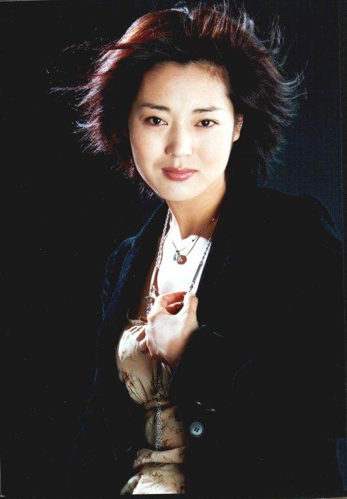 回顾演员王茜华我这辈子正确的决定就是45岁高龄为小丈夫生儿子