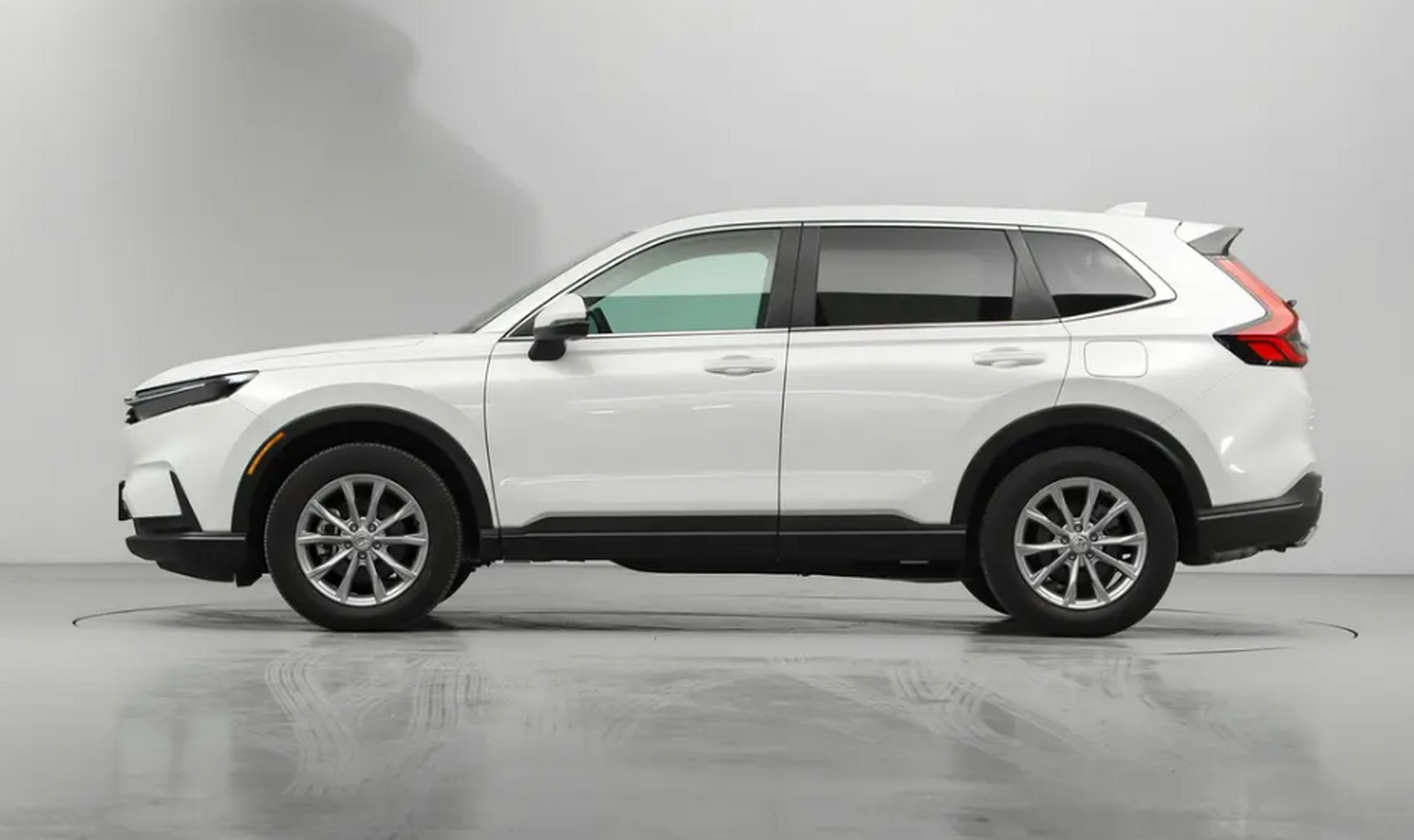 新款crv外观现代动感,空间大舒适,内饰廉价但功能齐全.有2.0l和1.