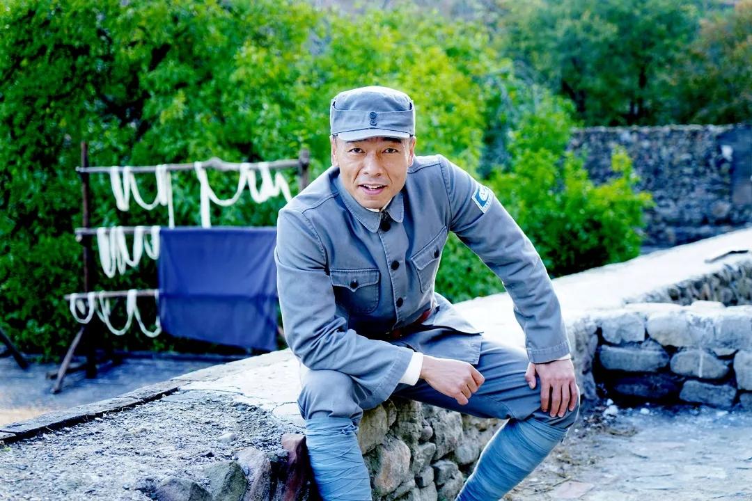 回顾王挺为父母离异落泪38岁帮爸爸还千万巨债40岁与家人和解