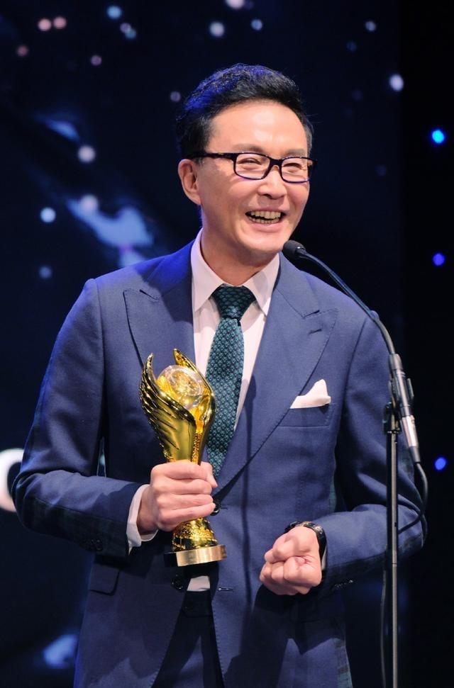 回顾演员吴刚娶初恋岳秀清结婚31年生一明星儿子